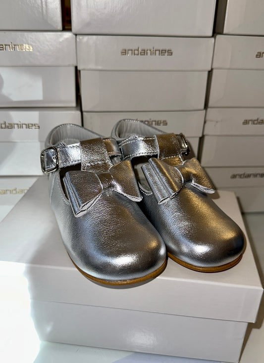 Andanines Girls High Back Silver Bow Shoes
